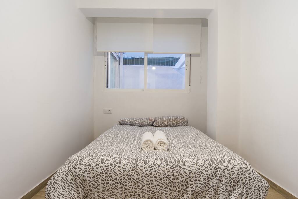 Confortably and confort room with sahared bathroom front view