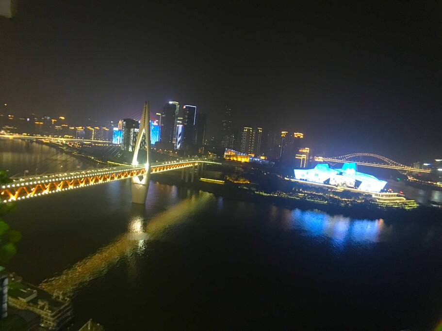 阳台赏重庆夜景,左边是千斯门大桥,右边朝天门长江大桥