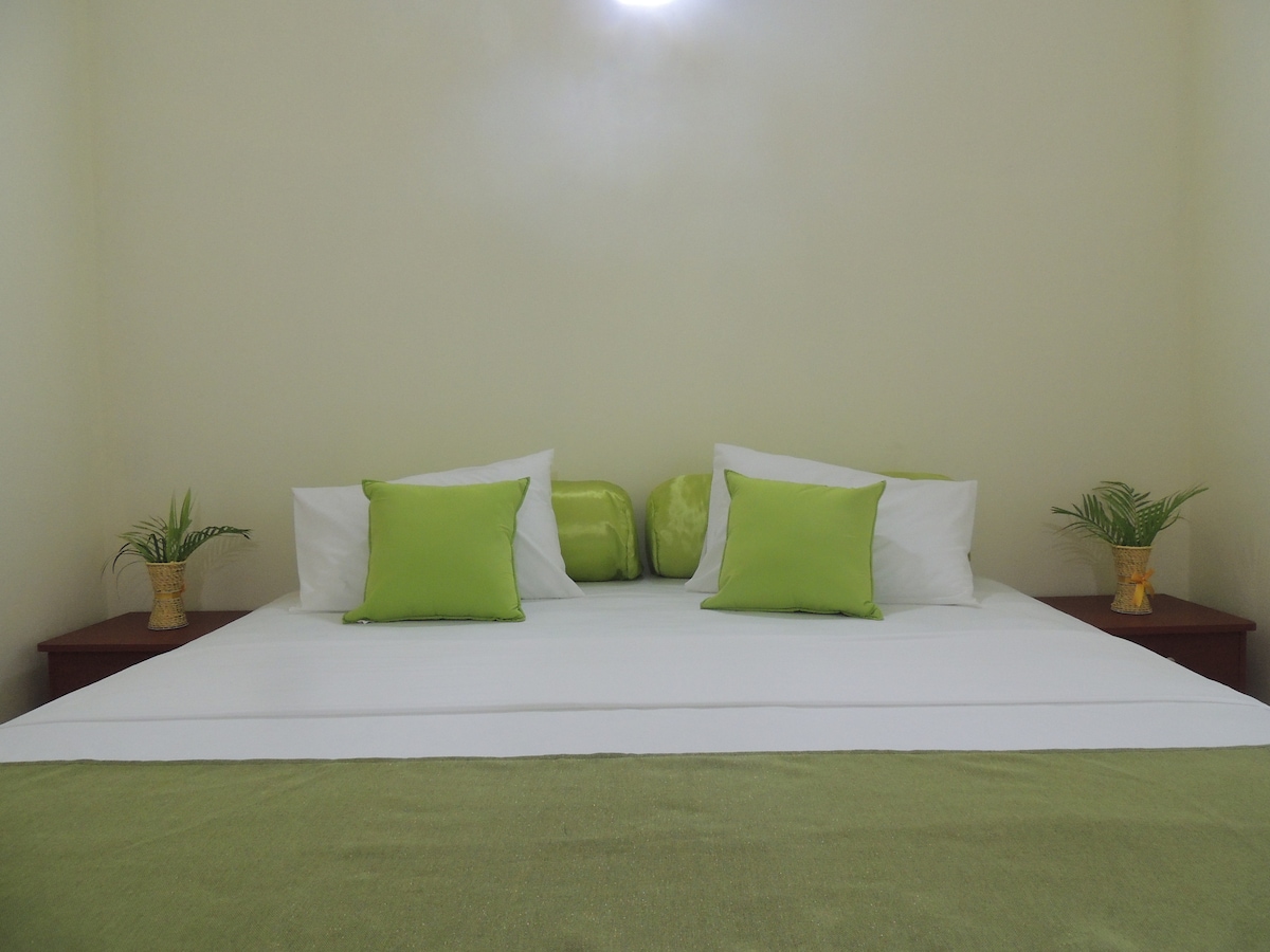 الغرفة 2: غرفة خضراء (شخصان بالغان + طفل)