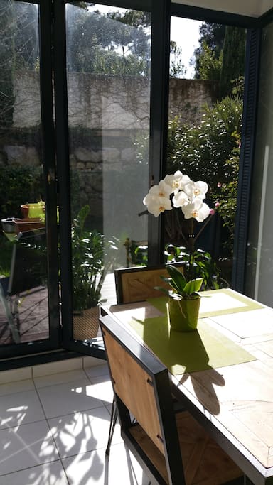 salle à manger donnant sur le jardin