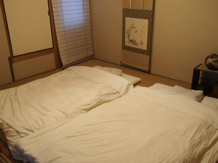 Do të flesh me Japanese Futon; Futons janë dyshekë dhe jorganë që japonezët i përdorin tradicionalisht kur flemë. 