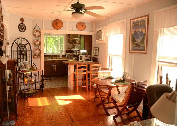 Charming "Treehouse" apartment