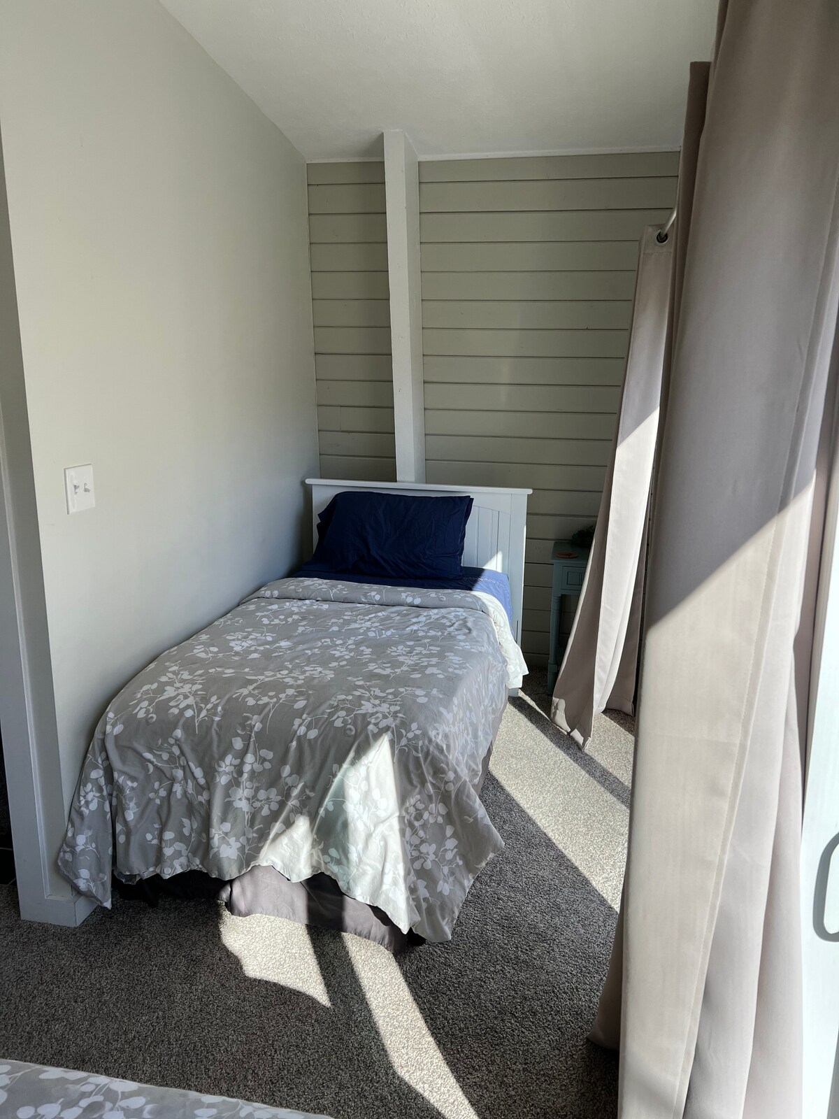 เตียงคู่ในห้องนอนที่สอง 