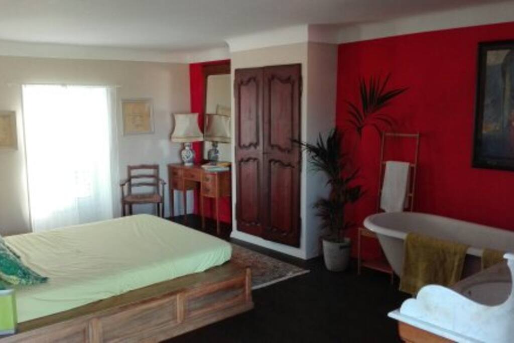 La chambre reste lumineuse tout au long de la journée avec des ouvertures de chaque côté