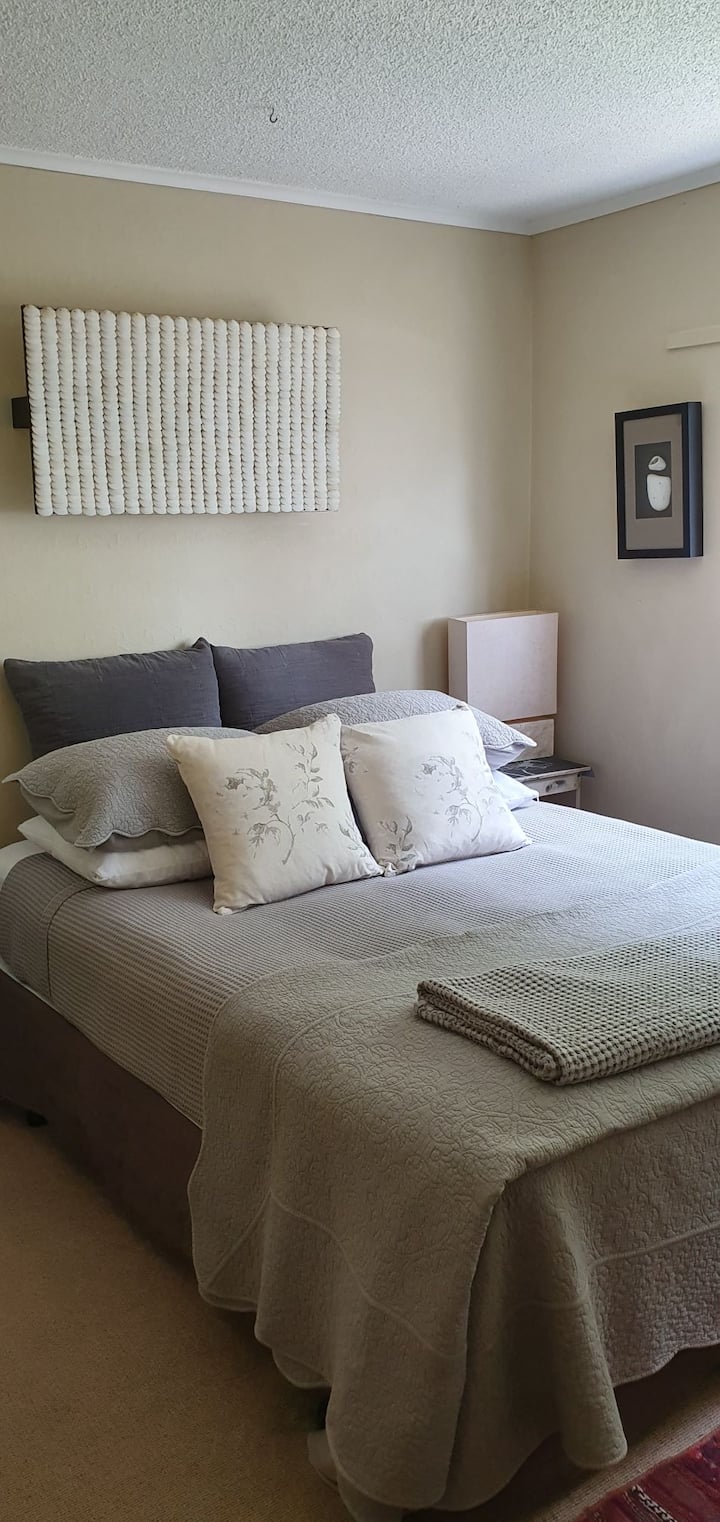 Спална соба со брачен кревет (спална соба 2 на горниот кат) 