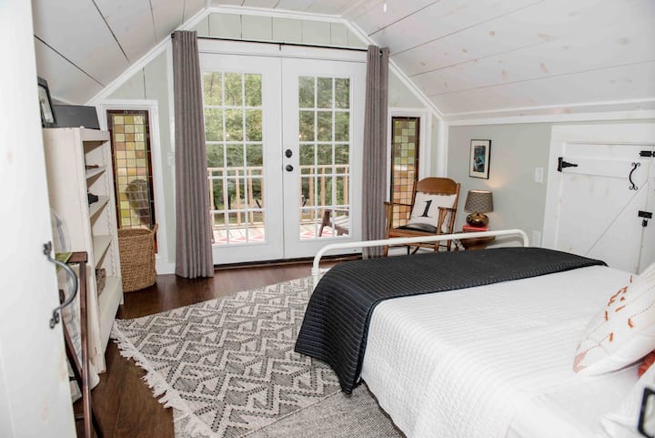 Надстройка на BR2, с френски врати към терасата с изглед към потока. 