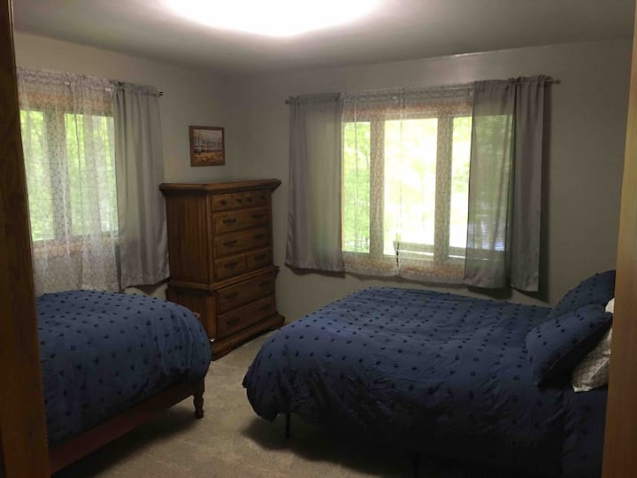 Niveli kryesor Dhoma e gjumit #2
Një krevat i plotë dhe një krevat dopio