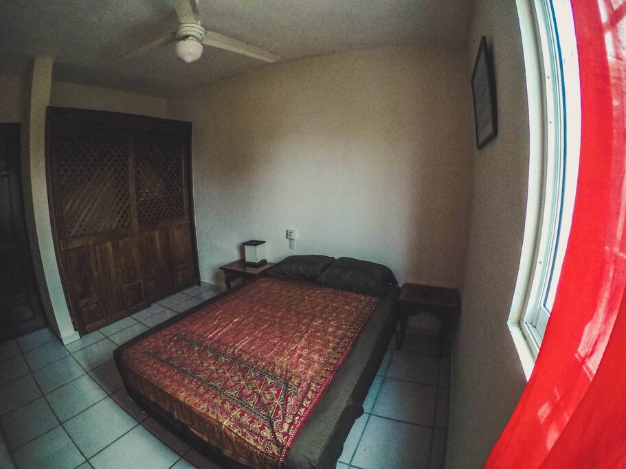 Habitación privada, amplia y cómoda. Con un armario muy grande para guardar lo que necesiten. Private room, spacious and comfortable. With a very large wardrobe to store what you need.