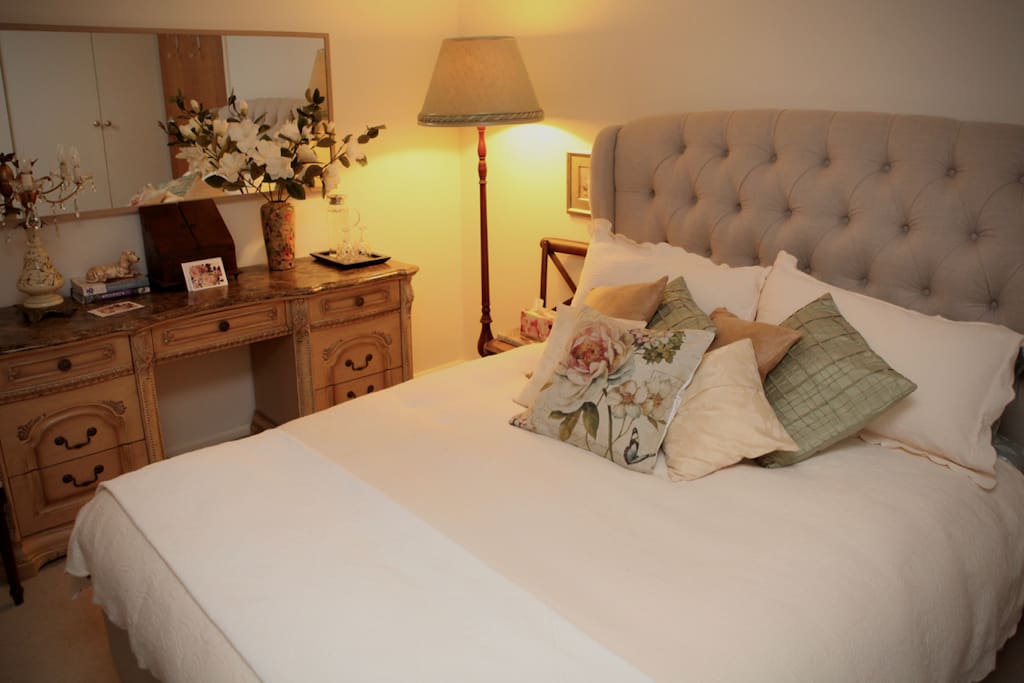 'The Queen Room' - Pillow top mattress & Gorgeous linens