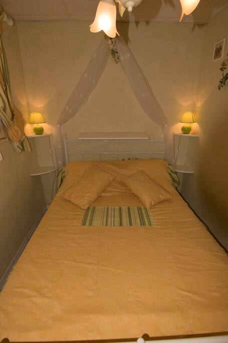 Chambre avec lit deux places