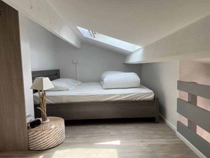 غرفة نوم متوسطة بسرير 160