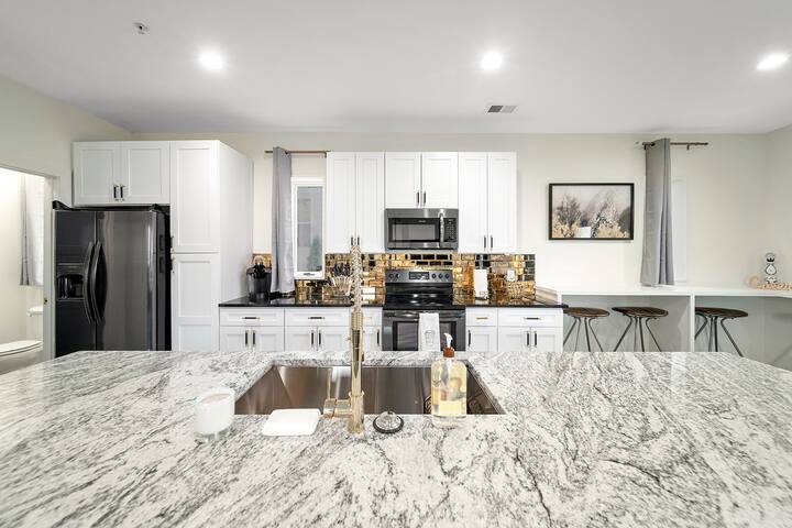 Sleek Sky-Blue#2 -3 Level Townhome Sleeps 11 gallery image 5