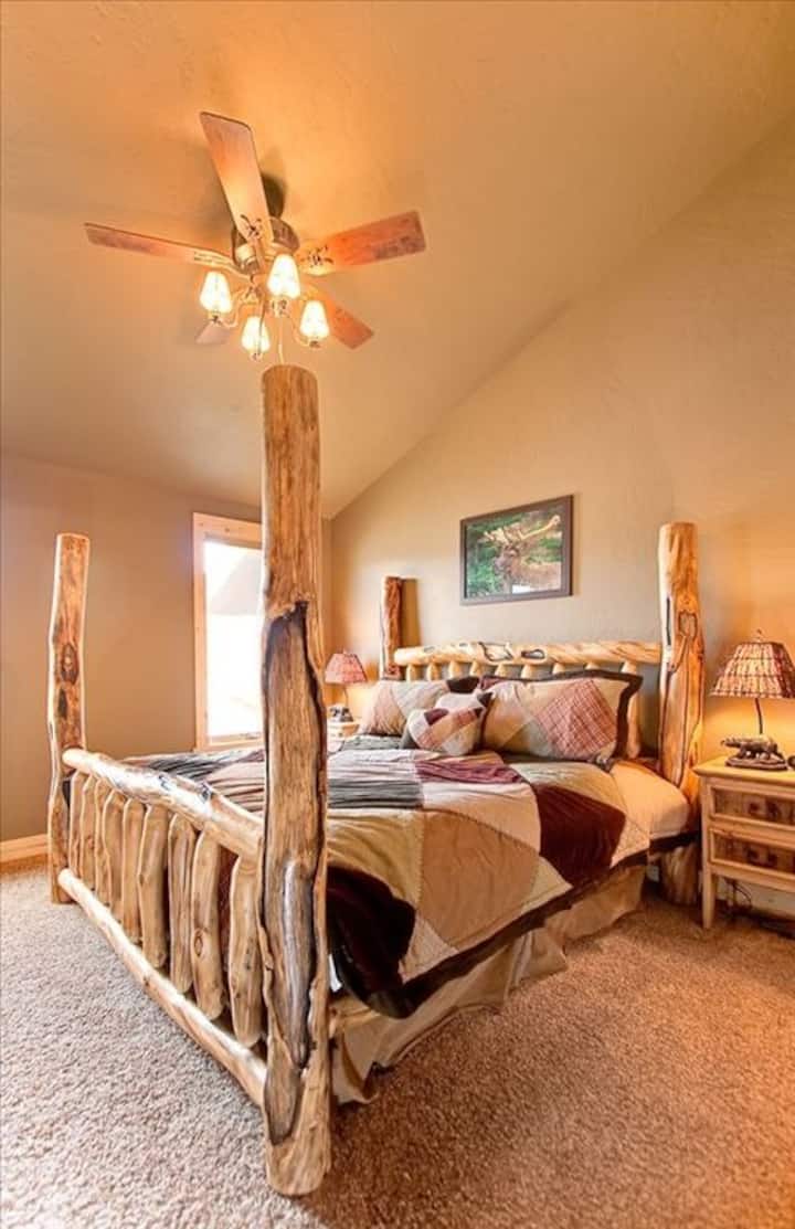 Chumba kikuu cha kulala chenye kitanda cha ukubwa wa kifalme na bafu la chumbani