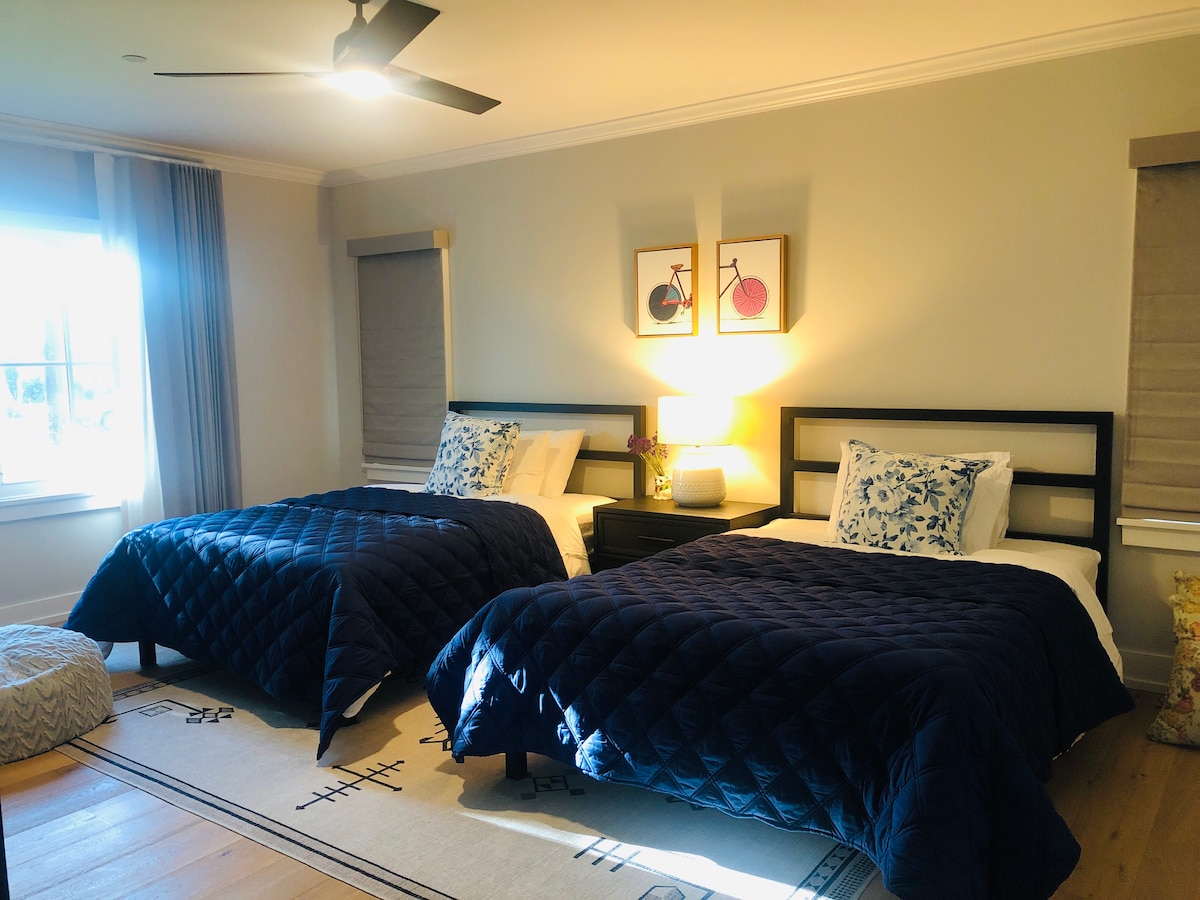 Спалня 2:
Две пълноразмерни легла