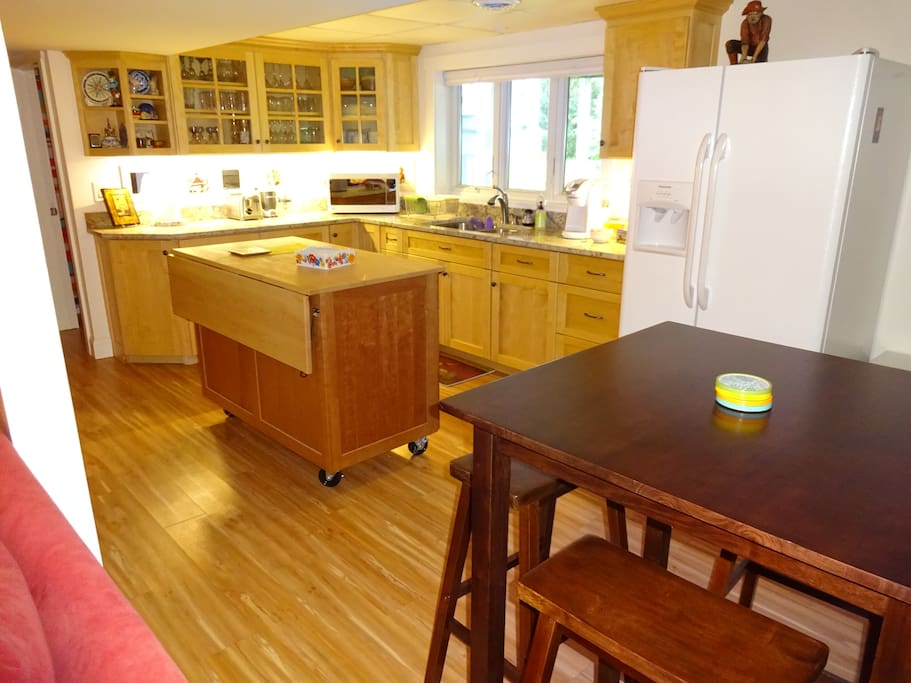 Kitchenette with bar table