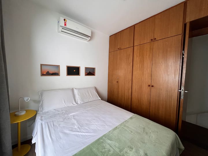 第二间卧室配有一张双人床和一个小侧阳台