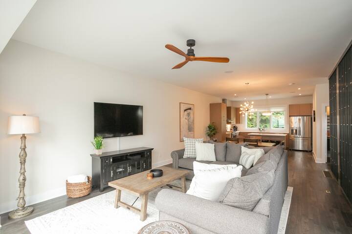 2 NEW homes! Sleeps 22! 5 minutes to Broadway & DT gallery image 4