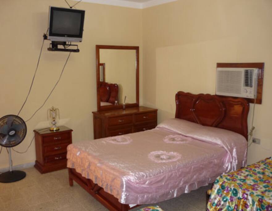 Esta es una de las habitaciones. Todas tienen aire acondicionados y baños independientes, agua fría y caliente, televisor y refrigerador.