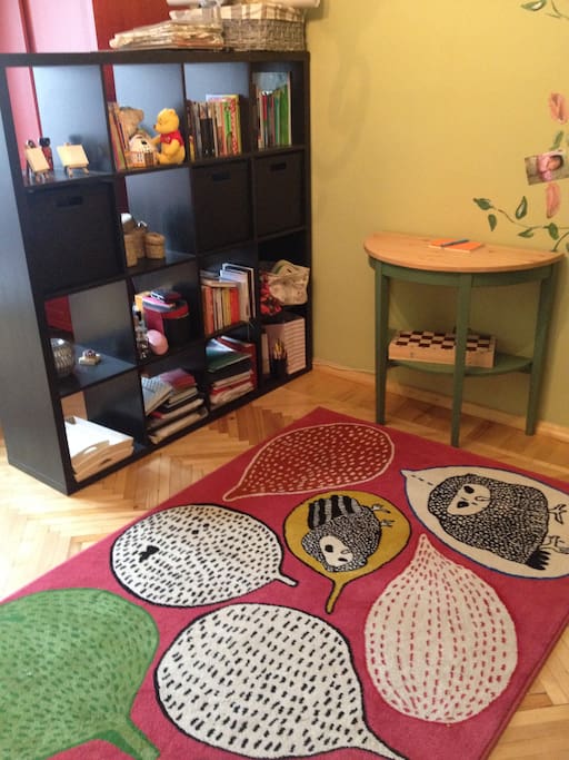 The shelf-divider can be moved to the wall