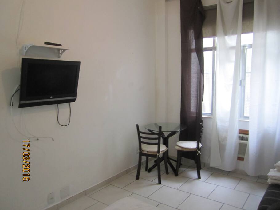 Televisão e mesa de jantar