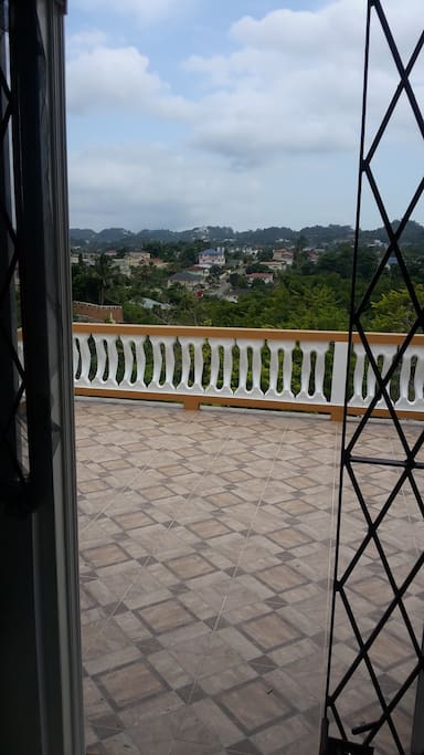 Adjoining bedroom deck.beautiful view; cool days and cooler evenings