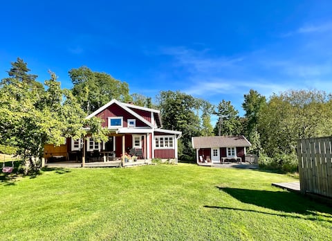 Seaside 18th‑century cottage, hottub & guest house