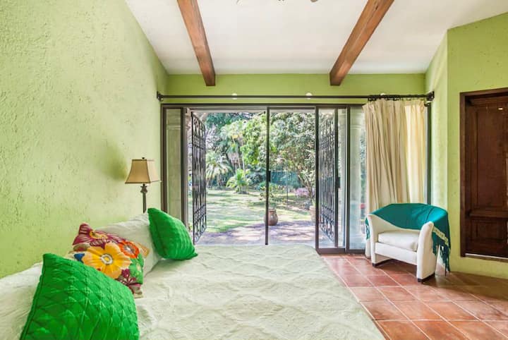 Ბაღის ხედი.  ეს ოთახი განცალკევებულია დანარჩენებისგან Მისით სარგებლობა შესაძლებელია ბაღის გავლით. Ოთახში შესაძლებელია 2 ერთადგილიანი ან 2 ერთადგილიანი. 