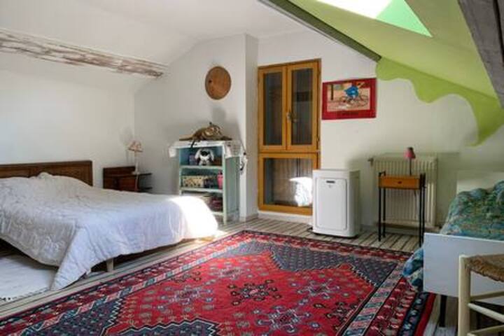 Общежитието и трите му легла , под покрива.