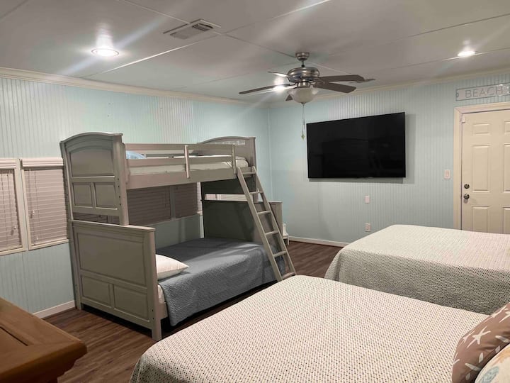 تلفزيون ضخم 65بوصة للأفلام بعد يوم رائع على الشاطئ.