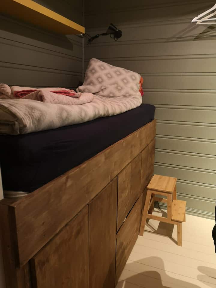 Krevati është 90 cm i gjerë, me dyshekun më të mirë ndonjëherë, nga Wonderland. 