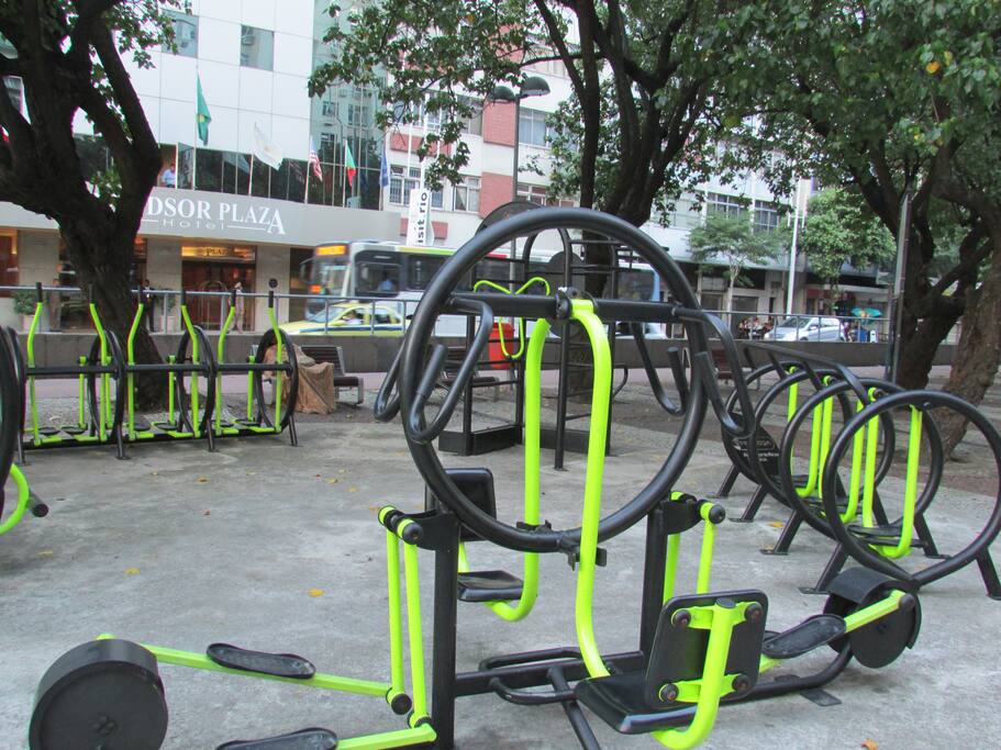 Academia na Avenida em frente