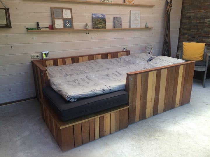 S kauča možete namjestiti prostrani bračni krevet.