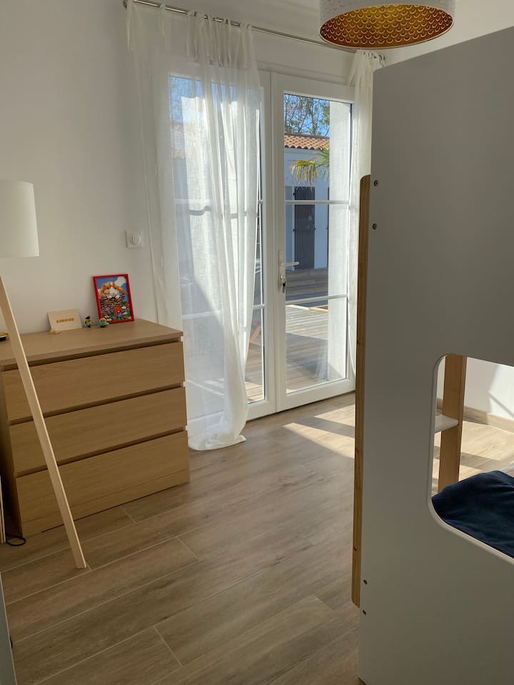 ห้องนอน 5 เตียงสองชั้น 1 เตียงและตู้เสื้อผ้า 1 ตู้