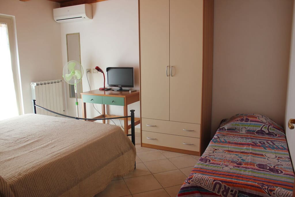 Camera con letto matrimoniale e un letto singolo