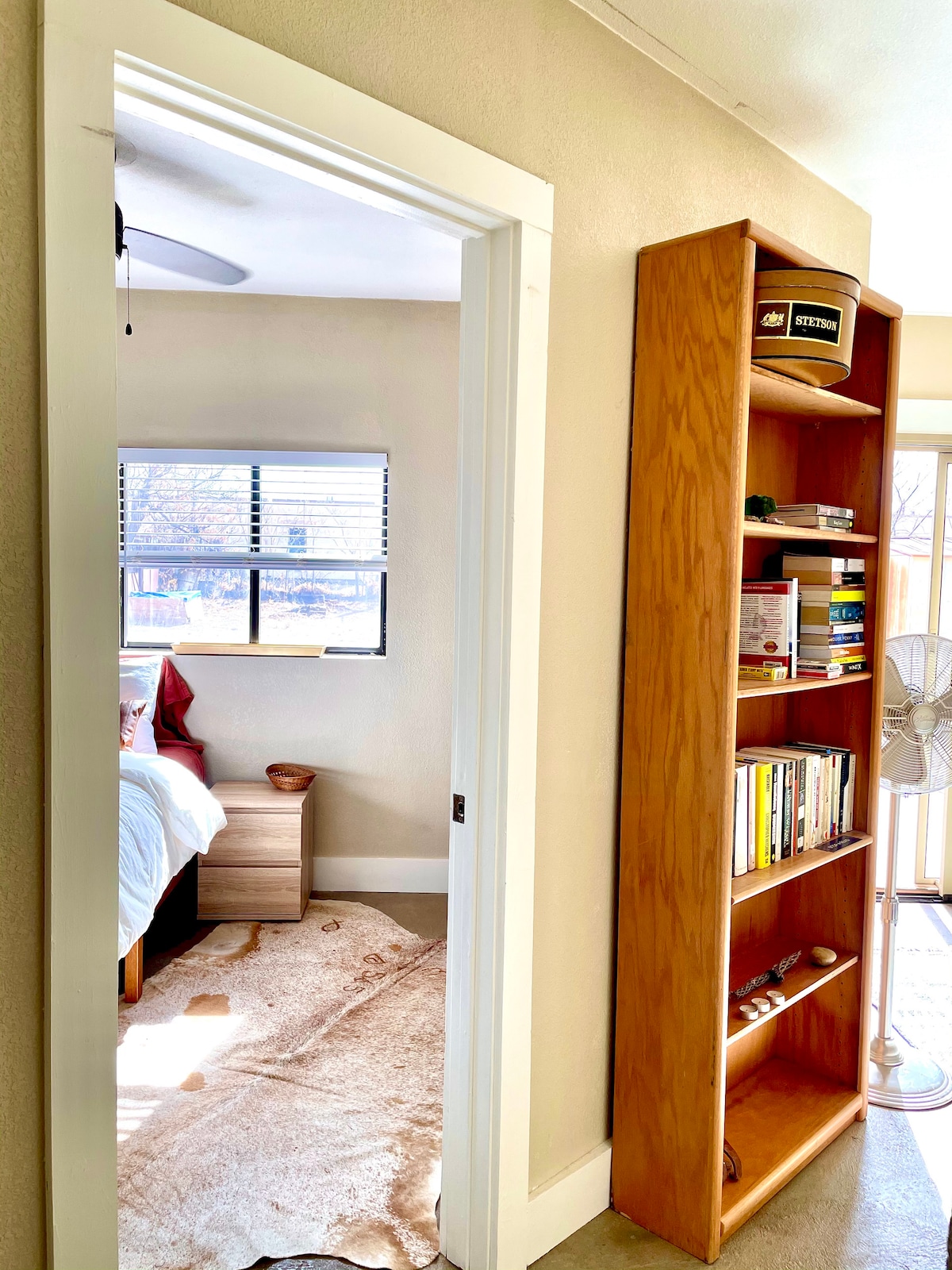 Hodnik koji povezuje spavaće sobe sa stražnjom terasom