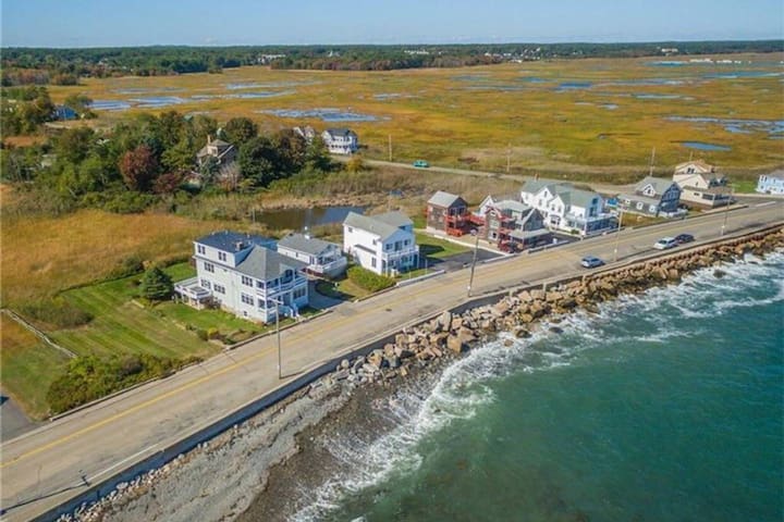 Ocean Marsh Views on Oceanfront w/ Full Kitchen