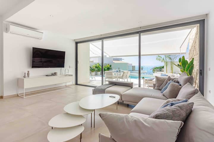 Salón s 2 kuhinje, WC-om za goste, privatnom terasom. Pogled na bazen, pogled. 