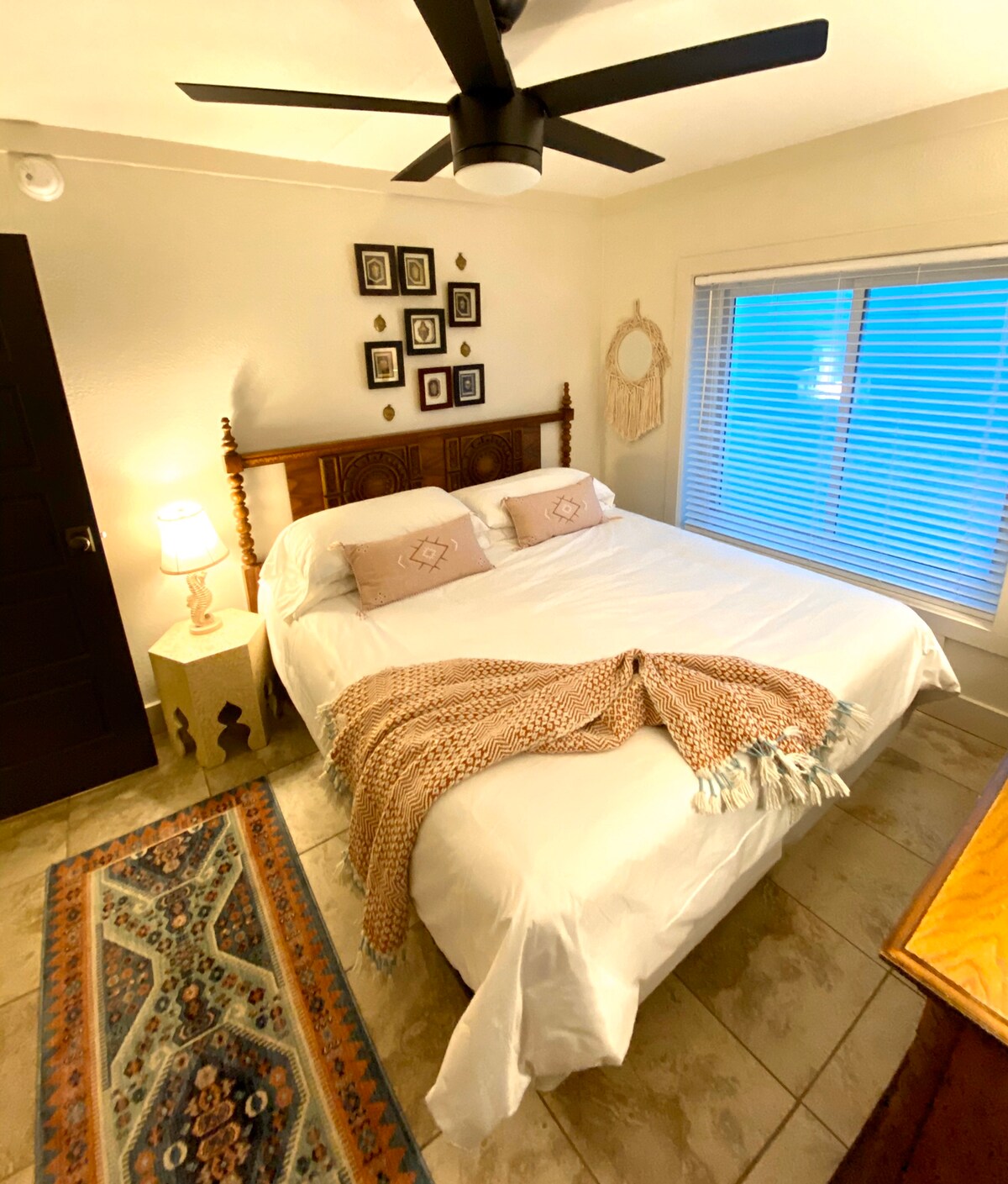 Chumba cha kulala cha kati na kitanda cha mfalme na mashuka ya kifahari