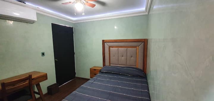 Recamara 1. con ventilador, aire acondicionado, television smartv y cable, iluminación led indirecta y escritorio