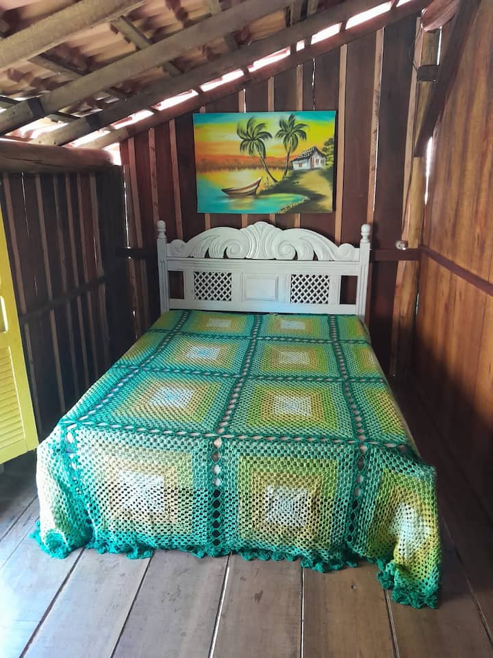 Manželská posteľ v spálni 1 chaty. 