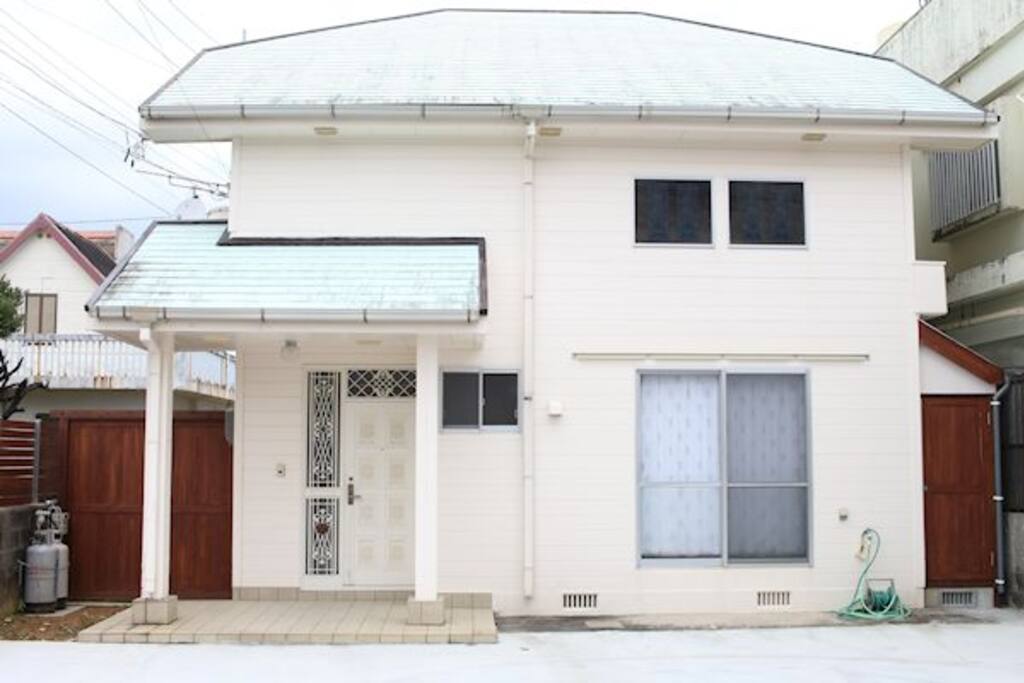 建物外観。建物の前面が駐車場になります。