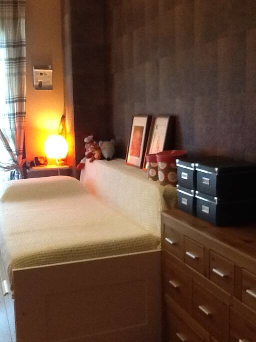 Cama de 80 cms por 200, sencilla para un huésped, posibilidad de cama doble para dos huéspedes.