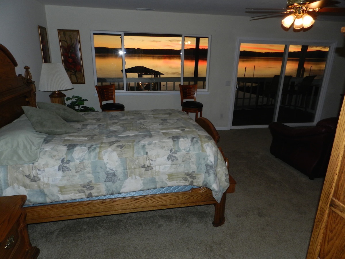 Zalazak sunca, pogled na jezero iz glavne spavaće sobe