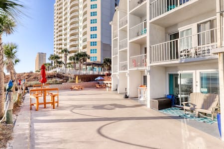 Oceanfront condo w/ shared pool, hot tub, ocean view - walk to the beach!