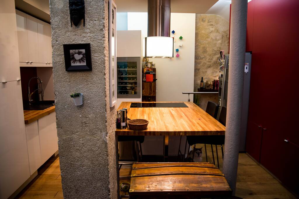 Une cuisine conviviale et équipée / An all equiped pleasant kitchen