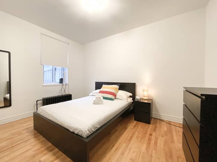 חדר שינה הפונה למרפסת האחורית. מראה באורך מלא. מודם עם 400 מהירות!