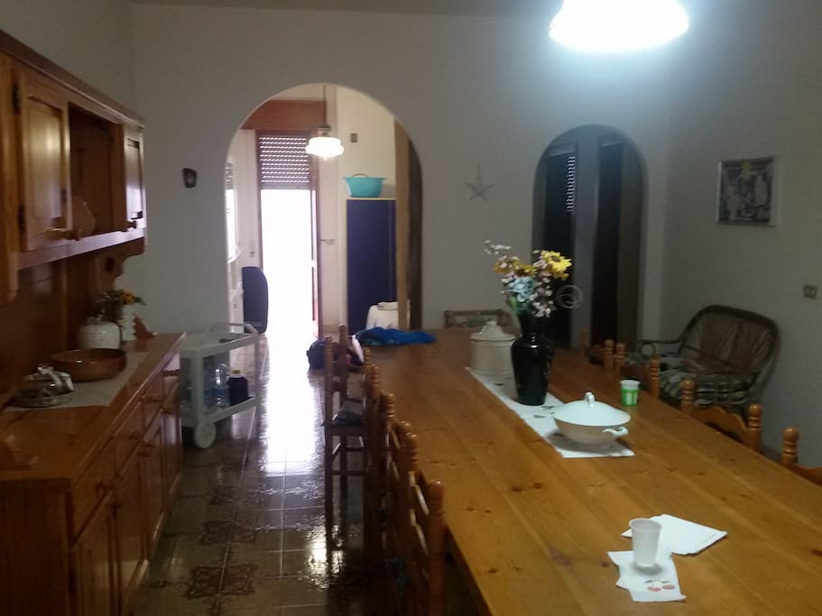 l'enorme tavolo del soggiorno