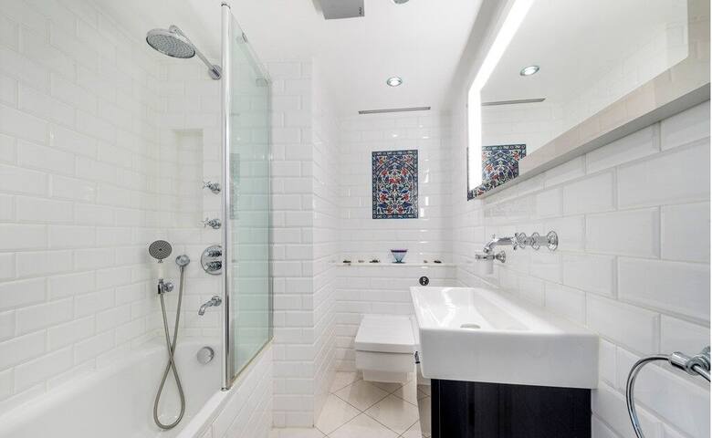 Stunning three bedroom in Oxford Street gallery image 4