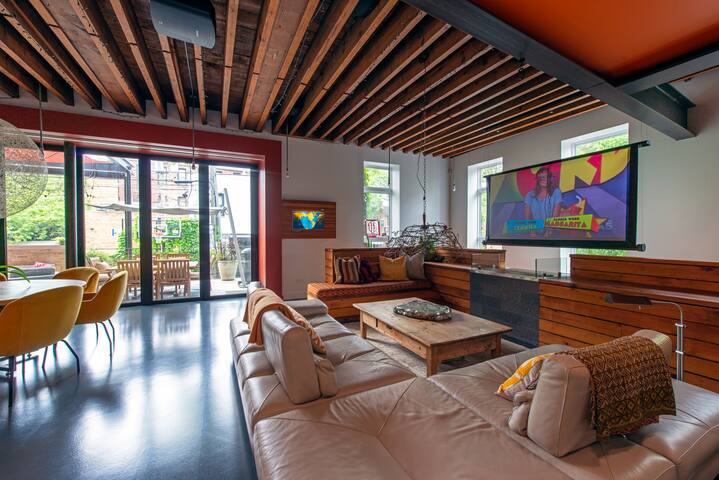 Lincoln Park Joyful Home for 12 gallery image 2