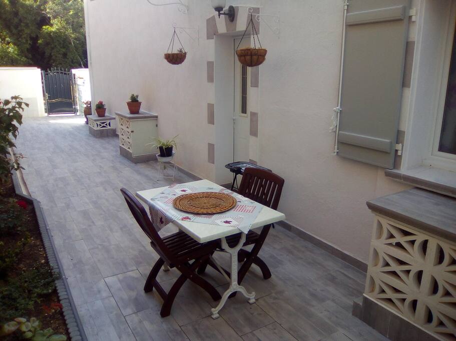 Portail et terrasse privative
